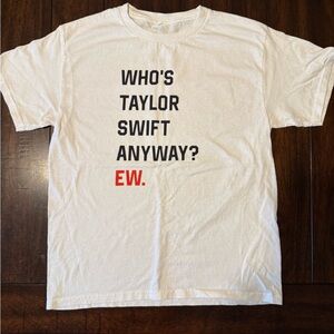 Taylor Swift- T-Shirt with “22” lyrics Text